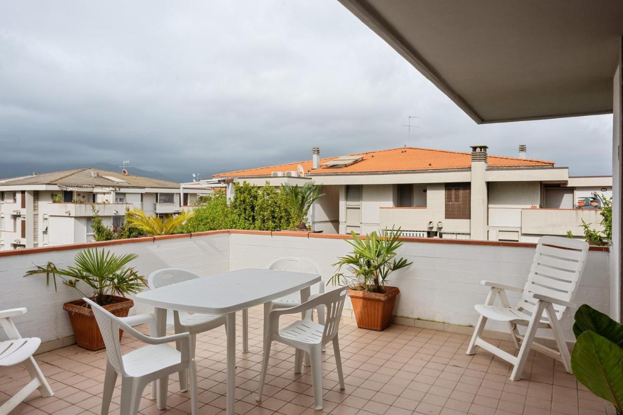 Luni Mare Bright Terrace Flat With Parking Διαμέρισμα Marinella di Sarzana Εξωτερικό φωτογραφία